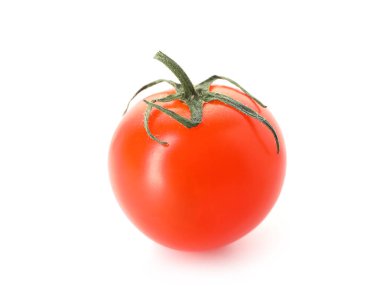 Bir olgun vişneli domates beyaza izole edilmiş.