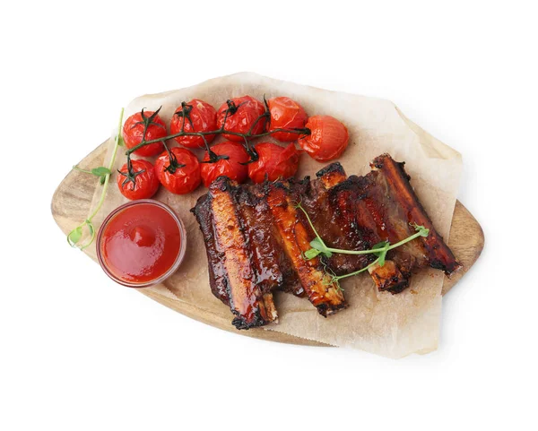 Kızarmış biftek pirzolası, mikroyeşillikler, domatesler ve soslar beyaza izole edilmiş.