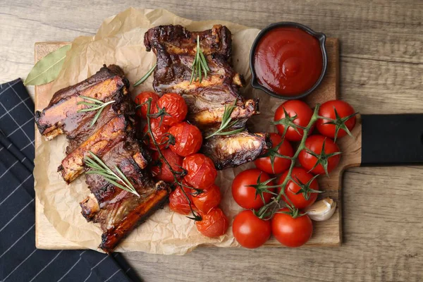 Biberiyeli biftek kaburgası, domates ve ahşap masada sos.