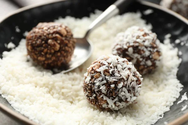 Fındıklı ve hindistan cevizli lezzetli çikolatalar hazırlıyorum.