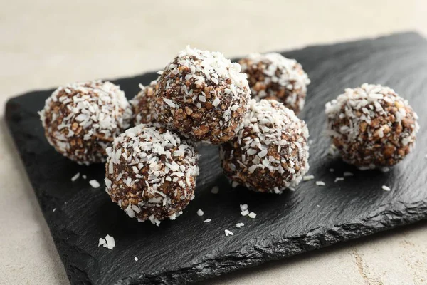 Fındıklı ve hindistan cevizli lezzetli çikolatalar, yakın plan.