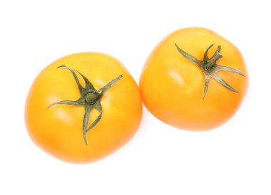 Olgun sarı domatesler, beyaza izole edilmiş.