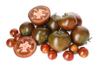 Beyaz üzerine izole olmuş bir yığın farklı sulu domates.