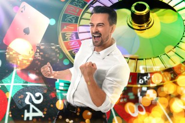 Mutlu kumarbaz zaferi kutluyor. Kumarhane fişleri, iskambil kağıtları ve ruletlerle çoklu pozlama.