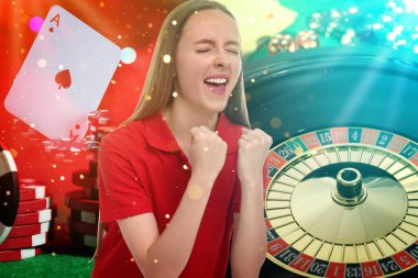 Duygusal kumarbaz, kumarhane fişleri, zarlar, iskambil kağıtları ve ruletlerle çoklu pozlama.