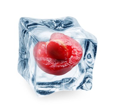 Temiz buz küpündeki taze kiraz beyaza izole edilmiş.
