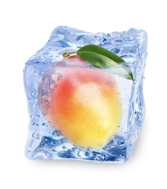 Buz küpündeki olgun mango meyvesi beyaza izole edilmiş.