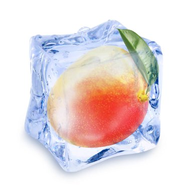Buz küpündeki olgun mango meyvesi beyaza izole edilmiş.