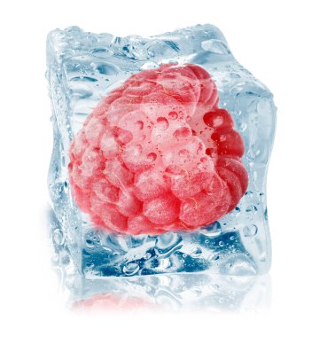 Beyaz zemin üzerinde buz küpü içinde olgun ahududu