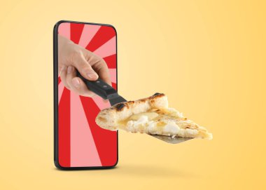 Yemek siparişi ve teslimat servisi. Kadının eli cep telefonu ekranından lezzetli bir pizzayı kesiyor, yakın plan. Turuncu gradyan arkaplan