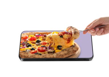 Yemek siparişi ve teslimat servisi. Kadın, beyaz arka planla cep telefonu ekranından lezzetli bir dilim pizza alıyor, yakın plan.