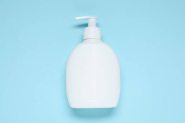 Açık mavi arka planda kozmetik ürünü, üst manzara. Tasarım için model