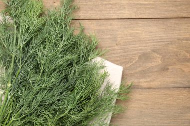 Ahşap masanın üstünde taze dereotları var. Metin için boşluk