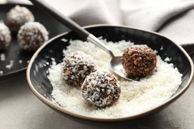 Fındıklı ve hindistan cevizli lezzetli çikolatalar hazırlıyorum.