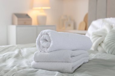 Evdeki çarşaflara temiz havlu yığını, yakın çekim.