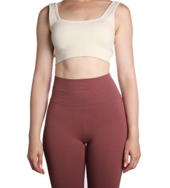 Beyaz arka planda iyi duruşu olan kadın, yakın plan.