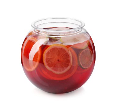 Beyaza izole edilmiş meyveli punç. Tazeleyici içecek.