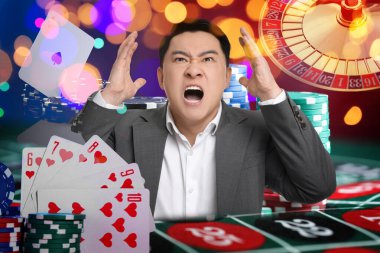 Duygusal kumarbaz, kumarhane fişleri, kumar kartları ve ruletlerle çoklu pozlama.