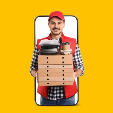 Yemek servisi çalışanı cep telefonu ekranından online sipariş veriyor. Turuncu arkaplan