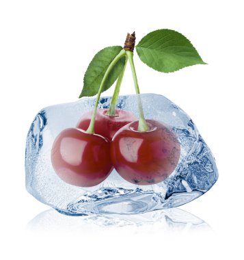 Temiz buz küpündeki taze kirazlar beyaza izole edilmiş.