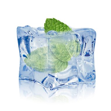 Beyaz zemin üzerinde temiz buz küpünün içindeki taze nane yaprakları