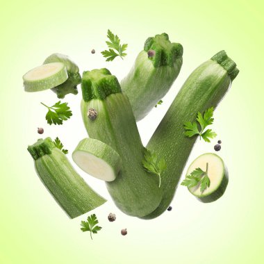 Taze kabaklar, maydanoz ve açık yeşil arkaplana düşen biberler.