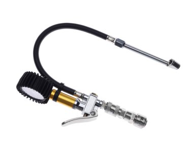 Bir lastik enflasyon tabancası ve göstergesi beyaza izole.