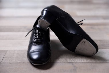 Step dansı için bir çift ayakkabı, yerde, yakın çekim.