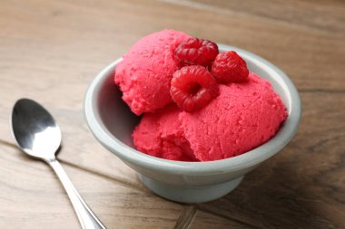 Lezzetli ahududu şerbeti, kasede taze böğürtlen ve ahşap masada kaşık, yakın plan.