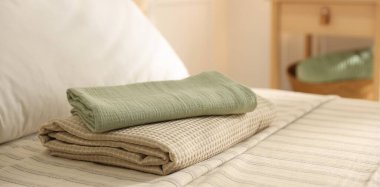 Evdeki çarşaflara temiz havlu yığını, yakın çekim.