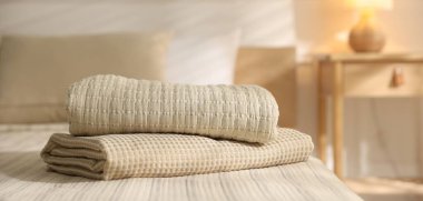 Evdeki çarşaflara temiz havlu yığını, yakın çekim.