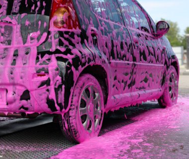 Oto temizleme köpüğüyle kaplanmış. Açık oto yıkama, yakın çekim.