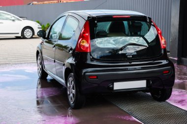 Oto yıkamadan sonra arabayı temizle.