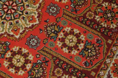 Arka plan olarak yumuşak kırmızı halı, üst manzara. Kullanılmış eşyalar