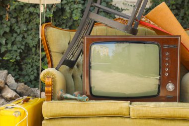 Kanepede retro TV ve dışarıda kullanılan diğer şeyler.