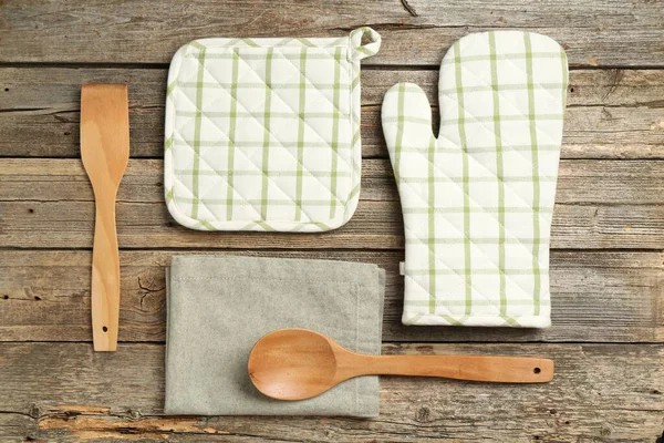 Fırın eldiveni ve diğer mutfak gereçleri ahşap masada, düz yatıyordu.