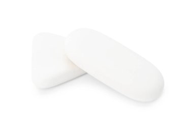 Beyaza izole edilmiş iki silgi. Okul için kırtasiye malzemeleri