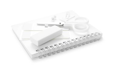 Not defteri ve diğer kırtasiye malzemesi beyaz üzerine izole edildi