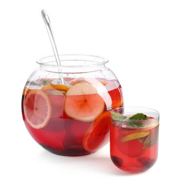 Beyaza izole edilmiş meyveli punç. Tazeleyici içecek.