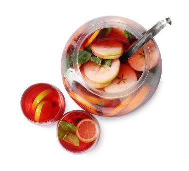 Meyveli punç beyaza izole edilmiş, üst manzara. Tazeleyici içecek.