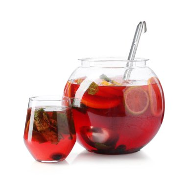 Beyaza izole edilmiş meyveli punç. Tazeleyici içecek.