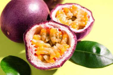 Taze tutku meyveleri ve soluk yeşil arka planda yapraklar, yakın plan