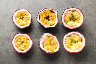 Taze tutku meyveleri gri masada, düz yatıyordu.