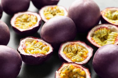 Gri masada taze tutku meyveleri, yakın plan.