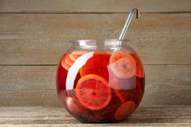 Tahta masada lezzetli meyveli punç. Tazeleyici içecek.