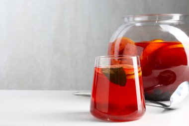 Beyaz masada lezzetli meyveli punç, mesaj için yer var. Tazeleyici içecek.