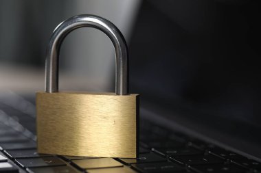 Siber güvenlik. Dizüstü bilgisayarda metal kilit, yakın plan.