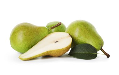 Tümü ve kesilmiş armutlar beyazda izole edilmiş.