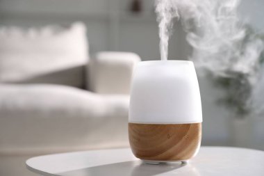 Beyaz masa üzerinde şık bir aroma lambası, yakın plan. Metin için boşluk