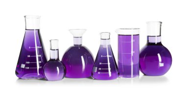 Beyaz üzerine izole edilmiş menekşe sıvısı olan laboratuvar camları.